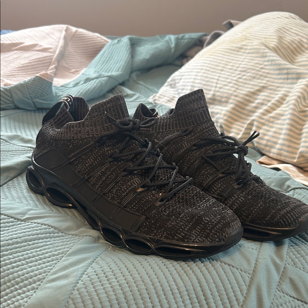 Stylish Black Men's Sneakers